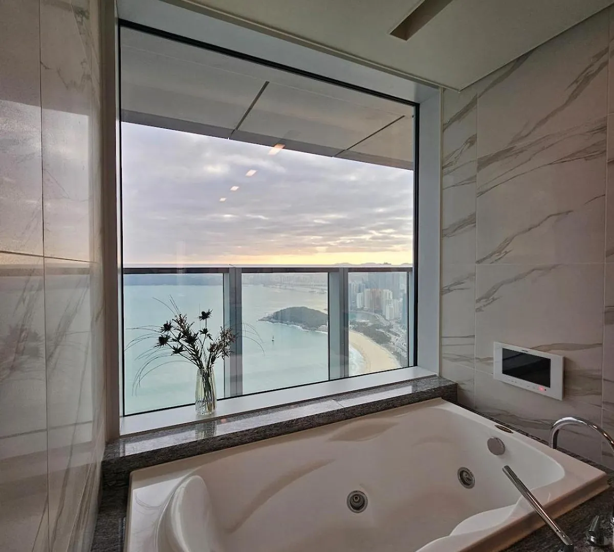 3B3B Luxury Beach Condo With Breathtaking Views Busan Apartment